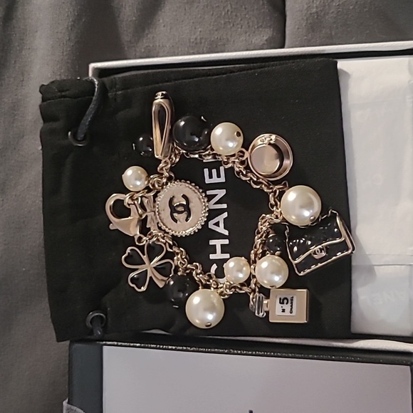 💯 AUTHENTIC LIMITED EDITION CHANEL CHARM BRACELET - Picture 7 of 7